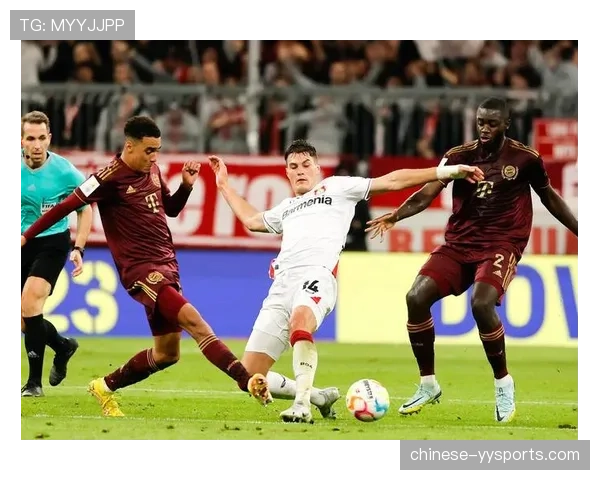 柏林联合特里梅尔边路防守压力大 面对拜仁双边锋轮番冲击